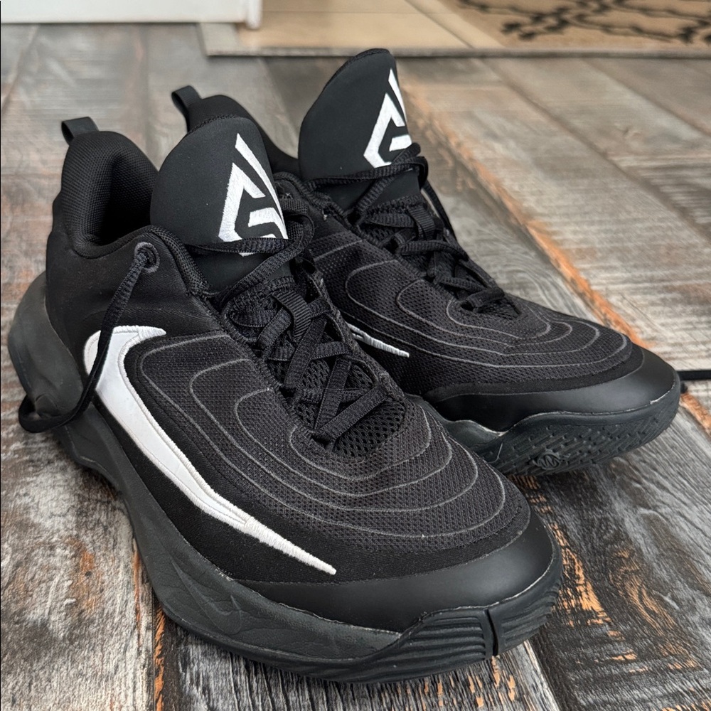 Nike Kids' Grade School Immortality 4 Basketball Shoes size 6Y